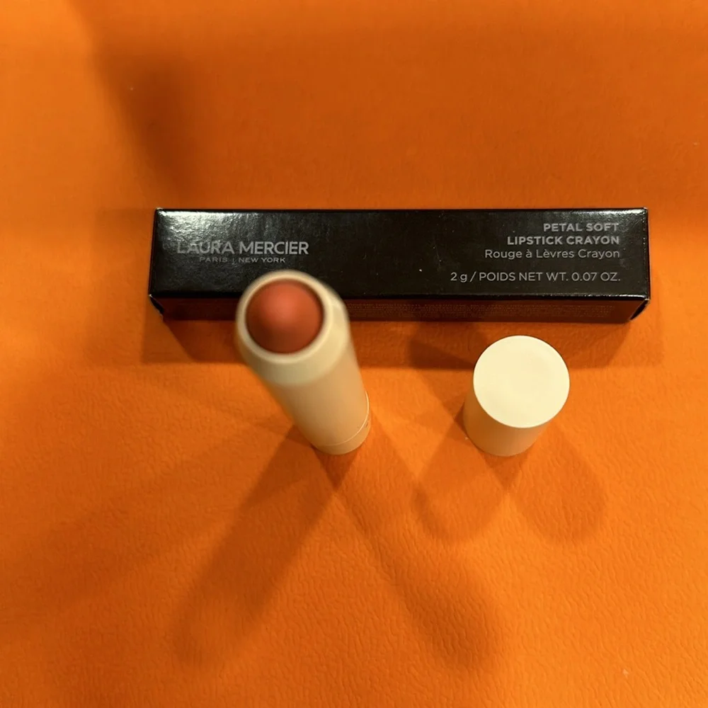 LAURA MARCIER ROUGE A LEVRES SOFT PETAL CRAYON NWT